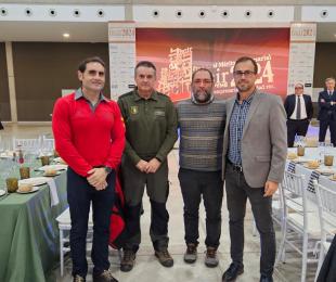 El viceconsejero de Medio Ambiente, José Almodóvar, acompañado de técnicos de la JCCM, agentes medioambientales y bomberos forestales.