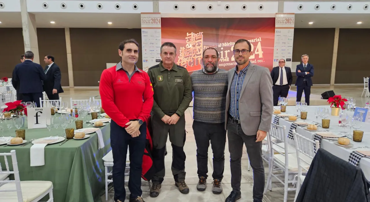 El viceconsejero de Medio Ambiente, José Almodóvar, acompañado de técnicos de la JCCM, agentes medioambientales y bomberos forestales.