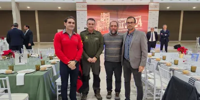 El viceconsejero de Medio Ambiente, José Almodóvar, acompañado de técnicos de la JCCM, agentes medioambientales y bomberos forestales.